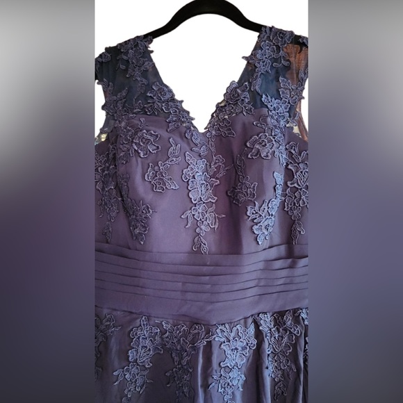 Never worn women’s size 14 evening gown - Picture 4 of 5